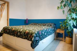 Deze gezellige, instapklare woning mét gunstig EPC en stadstuin is gelegen in een doodlopende straat, en is door de nabijheid van de Ring toch vlot bereikbaar.<br /><br />Op het gelijkvloers kom je binnen in de gezellige en open woonruimte met aansluitend een volledig uitgeruste keuken. Helemaal achteraan is er nog een extra ruimte die momenteel gebruikt wordt als bureau, maar zich ook uitstekend leent tot berging en extra livingruimte. Hier vind je ook grote ramen die uitkijken op de gezellige stadstuin die in 2024 werd aangelegd. <br /><br />Verder op het gelijkvloers bevindt zich de badkamer met inloopdouche, lavabo, wc en aansluiting voor wasmachine.<br />Op het eerste verdiep bevindt zich een brede gang met inloopkasten en de hoofdslaapkamer. Op de tweede verdieping is er nog een extra slaapkamer of hobbykamer met zéér handige en grote inbouwkasten.<br /><br />De woning onderging in 2020 een totaalrenovatie en het plat dak werd in 2024 extra geïsoleerd. Met een gunstig EPC-label B hoef je niet te denken aan renovatieverplichtingen, én is je energiefactuur beperkt.<br /><br />Op een kwartier fietsen sta je in centrum Gent, en daarnaast zorgt de nabijheid van groen voor fijne wandelroutes dicht bij huis. De woning is perfect onderhouden en kan zeker dienst doen voor een jong gezin of een starterskoppel!<br /><br />Voor meer informatie of een bezoek kan je mailen naar Emilie via pantserschipstraat129@gmail.com <br />