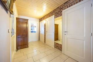 INDELINGGELIJKVLOERSGemeenschappelijke inkomhal met trap die toegang geeft naar het 1ste verdieping.Inkomhal. Berging/wasplaats met legschabben en...