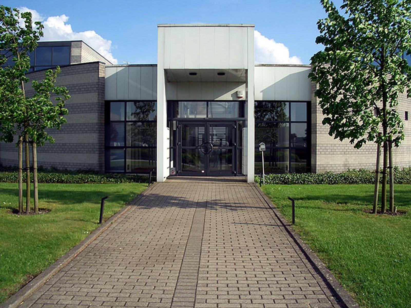 UNIEK REPRESENTATIEF KANTORENCOMPLEX MET KANTOREN VANAF 25M² MET RUIME PARKING, CENTRAAL GELEGEN TE OPGLABBEEK. - foto 2