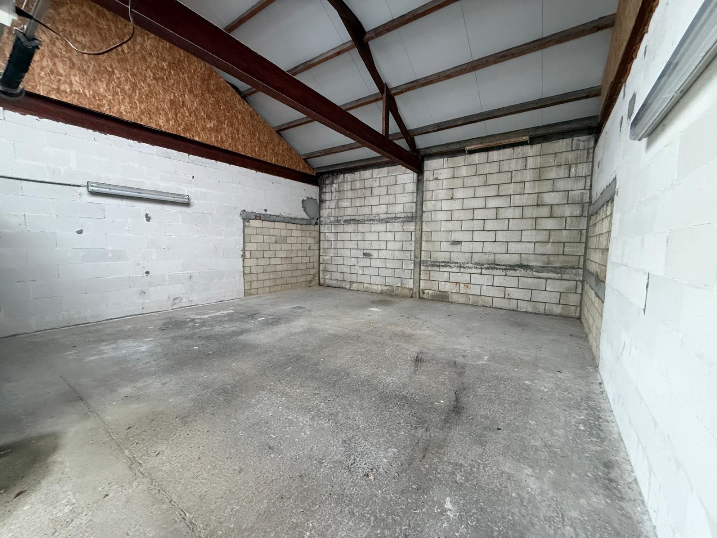 Magazijn/opbergplaats van +/- 70 m² vlakbij de oprit van de E40 - foto 2