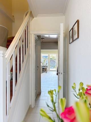 Energiezuinige woning in een rustige buurt, bestaande uit een inkomhal met gastentoilet en vestiaire, een gezellige leefruimte met eet- en...