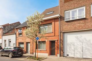 Instapklare woning met twee, mogelijks drie of vier, slaapkamers gelegen nabij het centrum van Turnhout en de Ring. EPC 214 kWh/m²,...