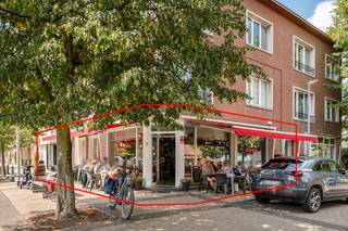 ☕ <strong>OVER TE NEMEN – KOFFIEHUISJE ’T SMULLERKE ☕</strong><br /><br />📍 <strong>Statieplein 2A – Nijlen</strong><br /><br />Ben jij op zoek naar een <strong>gezellige, goed draaiende horecazaak met een trouwe klantenkring?</strong><br />Dan is dit misschien wel jouw kans! ✨<br /><br /><strong>Koffiehuisje ’t Smullerke</strong> is ondertussen al zo’n <strong>5 jaar een vaste waarde </strong>in Nijlen.<br />De zaak geniet van een uitstekende reputatie en kan rekenen op een <strong>vast en trouw cliënteel</strong>.<br /><br />❤️ <strong>Een instapklare zaak met potentieel!</strong><br /><br />De overname omvat onder meer:<br />*het aanwezige materiaal en de inrichting;<br />*het bestaande cliënteel en de opgebouwde goodwill;<br />*een zaak die meteen kan worden verdergezet.<br /><br />👀 <strong>Kom zelf de sfeer opsnuiven en ervaar hoe levendig en druk het hier steeds is!</strong><br /><br />Ben jij de enthousiaste ondernemer die ’t Smullerke verder wil uitbaten?<br /><br /><strong>Contacteer ons vandaag nog voor meer informatie of een bezoek ter plaatse:</strong><br />📞 0473/33 33 33<br />✉️ philip@wijns.be<br />
