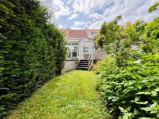 <span>Verkoopsconcept BEZOEK- en BIEDMOMENT</span><br />Meer uitleg hierover vind je onderaan de tekst (of op onze website www.dehuisleverancier.be).<br /><br />Wonen in de hipste laan van Edegem? Welkom op de Zomerlei!<br /><br />Als je op zoek bent naar die ene unieke plek waar je kinderen veilig buiten spelen, waar je op wandelafstand van het gezellige centrum van Edegem woont én waar je na een drukke werkdag thuiskomt in een oase van rust, stop dan maar met zoeken. Dit is hem. Welkom in de legendarische wijk "De Leikes", de absolute droomlocatie voor jonge, moderne gezinnen.<br /><br />Zodra je de straat inrijdt, voel je het al: brede lanen, prachtige bomen en die heerlijke, gemoedelijke buurtvibe. Parkeren is hier trouwens nooit een stressfactor, want met je eigen oprit en een handige inpandige garage parkeer je de gezinswagen of de bakfiets altijd vlotjes voor de deur. Wel zo fijn als je de wekelijkse boodschappen of de kids moet inladen!<br /><br />Binnenstappen is meteen verliefd worden. Dit huis ademt ruimte en licht met zijn maar liefst 194 vierkante meter aan bewoonbare oppervlakte. De indeling is perfect doordacht voor het moderne gezinsleven. Er zijn drie ruime, lichte slaapkamers waar iedereen zijn eigen gezellige plekje kan creëren. Daarnaast is er een handige badkamer en is de hele woning fantastisch goed uitgerust en met liefde onderhouden. Of je nu een uitgebreid ontbijt klaarmaakt in de keuken, gezellig samenkomt in de leefruimte met zicht op het groen, of boven een rustige thuiswerkplek inricht: overal voel je die warme, open sfeer.<br /><br />En dan hebben we het beste nog niet gehad: de tuin! Dit is niet zomaar een lapje groen, maar een heerlijk grote, volwassen, zonnige familietuin, waar herinneringen worden gemaakt. Ruimte genoeg voor een gigantische trampoline, een zandbak, een gezellige barbecue met vrienden of gewoon om op een zwoele zomeravond met een goed glas wijn te genieten van de rust. Terwijl de kinderen ravotten op het gras, geniet jij op het terras in alle privacy van het buitenleven.<br /><br />De locatie? Die is simpelweg goud waard. Je woont hier supercentraal waardoor scholen, sportclubs, hippe koffiebars en winkels letterlijk om de hoek liggen. Tegelijkertijd ben je zo de stad uit of op de belangrijkste invalswegen richting Antwerpen en Brussel. Het is de perfecte combinatie van het bruisende gezinsleven en pure rust.<br /><br />Dit is geen huis dat je gewoon koopt, dit is een plek waar je herinneringen maakt, waar geleefd mag worden en waar je samen gelukkig wordt. Zie jij jezelf hier al wonen, de kamers inrichten en genieten van de zomerdagen in de tuin?<br /><br />Bel ons NU!<br /><br />Vg-Wg-Gmo-Gvkr-Gvv-EPC :  229 kWh/m<sup>2</sup> (Label C)<br />Waterinfo : P-Score = A, G-Score = A<br /><br />Dit is niet wat je zoekt ? Al gehoord van AANKOOPBEGELEIDING ?   Wij zoeken, bezoeken en onderhandelen mee met jou voor eigendommen die worden aangeboden door particulieren, andere makelaars of eigendommen die zelfs (nog) niet te koop staan?<br /><br />Vraag meer informatie over aankoopbegeleiding via welkom@dehuisleverancier.be of 0489/069.000<br /><br />de Huisleverancier : Persoonlijk, voor iedereen Service, Kwaliteit en Vertrouwen !<br /><br />Verkoopsconcept BEZOEK- en BIEDMOMENT<br />Bezoeken zijn mogelijk op zondag 28 juni van 12u00 tot 16u00.<br /><br />De verkoop sluit af op het BIEDmoment, woensdag 01 juli 2026 om 12u00, dan worden de enveloppes met biedingen geopend. Het volledig reglement van het Bezoek- en Biedmoment krijg je bij een bezoek ter plaatse.<br /><br />Opgelet, de aangegeven prijs is een richtprijs en je kan deze woonst enkel op afspraak bezoeken (mail via welkom@dehuisleverancier.be of bellen/sms/whatsapp op het telefoonnummer 0489/069.000 of rechtstreeks via website www.dehuisleverancier.be).