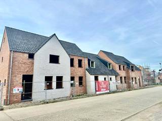 Rustig gelegen nieuwbouwwoning op 261 m².<br /><br />De woning bestaat uit:<br />Gelijkvloers: inkomhal - gastentoilet - trap naar boven- woonkamer - open keuken met aansluitende berging- zonnige tuin<br />Achterliggende carport nog te plaatsen maar wel vergund. Mogelijkheid om via de achterzijde toegang te hebben tot uw tuin.<br /><br />Verdieping: drie slaapkamers - ingerichte badkamer met meubel en bad/douche - apart toilet -toegang tot zolder met zoldertrap.<br /><br />De woning wordt afgewerkt volgens het standaard voorziene lastenboek.<br /><br />Wenst u meer info over deze prachtige nieuwbouwwoning? Bel 0494 73 44 49 of mail naar celine@grouptrybou.be