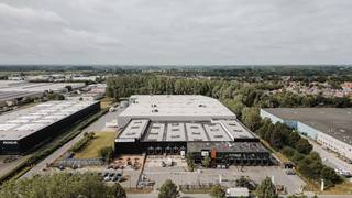 Het magazijn dat op een ideale zichtlocatie ligt aan de Rijksweg 19 in Bornem, gelegen op een steenworp afstand van zowel Antwerpen als Brussel...