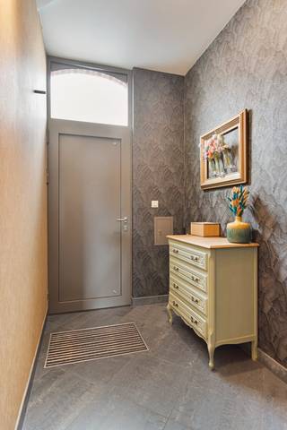 <u><strong>BEZOEKDAG OP ZATERDAG 14 NOVEMBER: Reserveer tijdig uw bezoekmoment!</strong></u> Een perfect onderhouden en verrassend ruime woning met authentieke uitstraling. Gelegen op wandelafstand van het centrum van Marke, het Preshoekbos én met een zeer vlotte verbinding naar de belangrijkste invalswegen. Het huis omvat een inkomhal, bureauruimte langs de straatzijde en een ruime inpandige garage met geïntegreerde wasplaats. Verder is er gelijkvloers nog een apart toilet en een zeer ruime badkamer. perfect droge voorraadkelder. De gezellige woonkamer met ronduit prachtige high-end afgewerkte open keuken (uitgerust met hoogwaardige materialen en topapparatuur) zijn perfect voor wie houdt van gastronomisch koken en stijlvol ontvangen. De leefruimtes geven bovendien uit op de mooi aangelegde tuin met terras, siervijver en tuinhuis achteraan. Op de bovenverdieping vinden we de (open, maar desgewenst perfect afsluitbare) master-bedroom met bureauhoek en ingemaakte kasten. Aansluitend zijn nog 2 volwaardige slaapkamers en een opbergzolder onder het dak. Deze woning is energiezuinig (EPC-label B) ,voorzien van een zonneboiler, 29 m2 zonnepanelen, conforme elektriciteit én asbestveilig. Kortom: Een perfect instapklare woning met garage en een perfect georiënteerde tuin en dit op een superligging! Totale perceeloppervlakte: 440 m2.