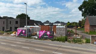 Elke zondag welkom op ons kantoor van 10u-12u voor meer info over de nieuwbouwprojecten!<br /><br />De linkerwoning heeft een bruto-oppervlakte van 173m² en is praktisch opgedeeld. Via de inkomhal met toilet kom je binnen in de woning. Aansluitend bevindt zich de ruime bureaukamer, ideaal als thuiswerkplek of extra multifunctionele ruimte. Wanneer je vanuit de inkomhal verder doorloopt, kom je terecht in de ruime living waar zich tevens ook de trap naar de bovenverdieping bevindt.<br /><br />Vanuit de living kan je via de hal naar de keuken, waar je dankzij het zicht op het terras een aangename verbinding met de buitenruimte ervaart. Aansluitend aan de keuken bevindt zich een praktische berging, ideaal voor extra opbergruimte en dagelijks comfort.<br /><br />Op de eerste verdieping kom je via de hal bij drie volwaardige, lichtrijke slaapkamers en een badkamer. De master bedroom beschikt bovendien over een aparte dressing, wat zorgt voor extra comfort en een praktische indeling.<br /><br />Ook buiten werd er aandacht besteed aan comfort en gebruiksgemak. Bij de woning wordt een carport voorzien, wat zorgt voor extra parkeergelegenheid en een overdekte plaats voor de wagen. Dit vormt een mooie aanvulling op de praktische indeling van de woning.<br /><br />Ook op vlak van energiezuinigheid scoren deze woningen uitstekend. Dankzij de warmtepomp, zonnepanelen en het ventilatiesysteem D woon je niet alleen comfortabel, maar ben je ook helemaal voorbereid op de toekomst. De combinatie van moderne bouwtechnieken en energiezuinige voorzieningen zorgt bovendien voor een aangenaam binnenklimaat en een efficiënter energieverbruik.<br /><br />Een bijzonder interessante troef is de constructie aan slechts 6% btw. Hierdoor wordt nieuwbouw financieel extra aantrekkelijk. De woningen worden bovendien volledig afgewerkt opgeleverd, zodat je na de oplevering meteen kan genieten van je nieuwe thuis. De oplevering is voorzien voor januari 2027, waardoor je binnenkort kan verhuizen naar een moderne woning die volledig klaar is voor de toekomst.<br /><br />Pluspunten:<br />- Constructie aan slechts 6% btw<br />- Volledig afgewerkt bij oplevering<br />- Oplevering voorzien in januari 2027<br />- Moderne halfopen bebouwing<br />- Extra lichtinval en privacy dankzij de halfopen structuur<br />- Carport voor extra parkeergelegenheid<br />- 3 volwaardige slaapkamers<br />- Master bedroom met aansluitende dressing<br />- Warmtepomp<br />- Zonnepanelen<br />- Ventilatiesysteem D<br />- Moderne architectuur<br />- Energiezuinige nieuwbouwwoning<br /><br />Maatregelen opgenomen in het Maatregelenregister: nee<br /><br />Prijsoverzicht:<br />- Grondwaarde: € 150.000,00<br />- Registratiekosten: € 18.000,00<br />- Constructiewaarde: € 275.450,00<br />- BTW 6%: € 16.527,00<br />Totale aankoopprijs: € 459.977,00<br /><br />Voor een bezichtiging ter plaatse of meer info, bel ons op 078/78.78.70, of kom gewoon binnen op ons kantoor, steeds welkom!