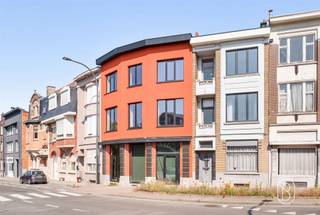 <p><span><strong>CASCO commercial property with a duplex apartment in a central and prominent location in Ronse.</strong></span></p><p><span>This partially renovated commercial property with a duplex apartment offers an excellent opportunity for those who want to combine living and working or are looking for an attractive investment project. Thanks to its central location, the property enjoys excellent visibility and accessibility.</span></p><p><span>The building has a basement and features a cozy courtyard. Renovations already completed include updated electrical wiring, insulation, and new double-glazed aluminum windows. With an EPC rating of D, this shell property provides a solid foundation for further finishing according to your own wishes and needs.</span></p><p><span>An added bonus is the LED screen on the facade, which can be leased for external advertisements, thereby creating an additional source of income.</span></p><p><span>For sale through Immo Beguin, your real estate expert since 2009.</span></p><p><span>✉️ </span><span>emmy@immobeguin.be</span></p>