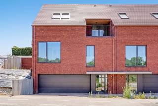 <p><span>Située à deux pas de Louvain, à proximité de toutes les principales voies d'accès et offrant une magnifique vue dégagée sur la vallée de la Voer, nous sommes ravis de vous proposer à la vente cette maison semi-ouverte, qui allie un agencement bien pensé à de vastes espaces de vie. Au niveau de la rue se trouvent le hall d'entrée et un garage spacieux pouvant accueillir deux voitures. Le rez-de-chaussée abrite quatre chambres à part entière, qui offrent toutes un accès direct à une grande terrasse. La chambre parentale dispose d’un dressing privé et d’une salle de bains attenante, tandis que les trois autres chambres partagent une deuxième salle de bains entièrement équipée avec des toilettes séparées. Au niveau du jardin se trouvent des toilettes pour invités et un espace de vie lumineux surmonté d’une mezzanine. Vous y trouverez également une cuisine donnant directement sur une deuxième terrasse et le jardin privatif, ce qui permet une transition harmonieuse entre la vie intérieure et extérieure. Pour un confort de vie accru, tous les étages sont reliés entre eux par un ascenseur. La maison est proposée en état semi-fini. Cela signifie que tous les équipements techniques, la chape et les enduits sont déjà en place, tandis que les finitions intérieures et l’aménagement extérieur peuvent encore être réalisés entièrement selon vos goûts. L'agencement, les installations techniques et la structure du bâtiment sont déjà fixés et ne peuvent plus être modifiés.</span></p><p><span> </span></p>