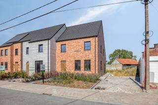 <span><span><strong>MONO</strong><br />Residentieel wonen in het rustige Bovekerke (op de kruising van Kortemark, Diksmuide en Koekelare) op een groot perceel met west-oriëntatie.<br /><br /><strong>MONO is een kleinschalig en uiterst energiezuinig nieuwbouwproject</strong> bestaande uit 3 gekoppelde woningen in landelijke stijl gelegen langs de Noordstraat en één moderne villa gelegen langs Moscou. Alle woningen worden opgeleverd met 3 ruime slaapkamers (mogelijkheid tot het inrichten van een vierder slaapkamer bij de gekoppelde woningen), parkeergelegenheid en mogelijkheid tot het plaatsen van een carport. <br /><br /><strong>Comfort, energiezuinigheid, kwaliteit en een unieke ligging </strong>zijn de eigenschappen van deze kleinschalige realisatie.<br /><br />Tijdens de ontwerpfase werd veel aandacht geschonken aan enerzijds de energiezuinigheid en anderzijds het wooncomfort van de bewoners:</span></span>
<ul>
	<li><strong><span><span>Praktische indeling;</span></span></strong></li>
	<li><strong><span><span>veel lichtinval;</span></span></strong></li>
	<li><strong><span><span>smart air systeem, zowel verwarming als koeling (airco);</span></span></strong></li>
	<li><strong><span><span>warmtepomp met zonnepanelen; </span></span></strong></li>
	<li><strong><span><span>…</span></span></strong></li>
</ul>
<span><span>Op deze manier is het zowel binnen als buiten aangenaam vertoeven.<br /><br /><u><strong>Indeling:</strong></u> Op het gelijkvloers bevinden zich de mooie inkomhal met gastentoilet en de grote leefruimte met open keuken gekoppeld aan een erg ruime keukenberging. Op de eerste verdieping beschikt de woning over 3 zeer ruime slaapkamers, een badkamer (inloopdouche, dubbele lavabo en mogelijkheid tot het plaatsen van een ligbad) en afzonderlijk toilet op de gang. De woning biedt de mogelijkheid om een vaste trap te plaatsen naar de tweede verdieping, waar u tevens een extra slaapkamer of hobbykamer kan inrichten.<br /><br />Een carport zal vergund worden en kan op vraag gerealiseerd worden bij de halfopen bebouwingen, de gesloten woning beschikt over een parkeerplaats voor de woning.<br /><br /><strong>Woning: </strong>Gerealiseerd op een ruim perceel van <strong> 898,85 m²</strong> en maar liefst ca. 160 m<sup>2</sup> aan bewoonbare oppervlakte (excl. zolder).<br /><br /><strong>Wat maakt MONO uniek:</strong></span></span>

<ul>
	<li><span><span>Energiezuinig project (smart air systeem met warmtepomp (l/l), zonnepanelen per woning,…);</span></span></li>
	<li><span><span>kleinschalig project;</span></span></li>
	<li><span><span>rustige ligging;</span></span></li>
	<li><span><span>kwalitatieve architectuur en materiaalkeuze;</span></span></li>
	<li><span><span>...</span></span></li>
</ul>
<span><span><strong>Bent u op zoek naar een unieke nieuwbouwwoning in landelijke stijl of een moderne alleenstaande villa? Plan dan snel uw afspraak! Contacteer ons op het nummer 051 50 11 51 of via diksmuide@diksimmo.be.</strong></span></span>