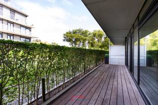 Deze topper ligt aan de rand van Nieuwpoort-stad en baadt in een oase van groen en rust. <br /><br />Dit gelijkvloers pand is mooi afgewerkt en heeft zowel 's morgens én 's avonds zon op het immens groot terras! De inkomhal is voorzien van een afzonderlijk hangtoilet, badkamer met enkele wastafel en inloopdouche;<br />2 slaapkamers met toegang tot het terras; woonkamer met moderne keuken; berging; super terras. U heeft bovendien de mogelijkheid om als eerste de garagebox op de benedenverdieping aan te kopen mits supplement; daar kan u ook uw fietsen in kwijt. Ongemeubeld én kelder incluis!<br /><br />Op deze uitzonderlijk rustige ligging kan u echt uitblazen en onthaasten van het drukke leven....<br />EPC: 194 (Label B)