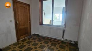 Duplex appartement gelegen in Eisden.<br /><br />Dit te renoveren duplex appartement is gelegen op de tweede en zolderverdieping in Eisden- Maasmechelen en biedt een ruime en praktische indeling.<br /><br />Op de tweede verdieping bevinden zich twee slaapkamers, een ruime woonkamer met veel lichtinval en een aparte keuken. De badkamer is ruim en momenteel voorzien van ligbad en toilet.<br /><br />De zolderverdieping  beschikt over twee grote bijkomende ruimtes die flexibel kunnen worden ingericht, bijvoorbeeld als bureau of hobbyruimte.<br /><br />Bestuursmaatregelen in het maatregelenregister: nee.<br />Vergunning in aanvraag/Bestemming in aanvraag /Geen rechtelijke herstelmaatregel of bestuurlijke maatregel opgelegd/Geen voorkooprecht/ Geen verkavelingsvergunning /P-score A/G-score A.