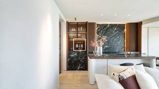 Droomappartement voorzien van de hoogste afwerkingsgraad op een residentiële en zonnige ligging vlak aan de Wandeldijk en het Zwin. <br />Indeling: inkomhall met vestiaire en gastentoilet. Hele brede leefruimte (>7 meter!) met salon en gashaard, uitgevend op het zonneterras: middag- tot ondergaande zon! Impressionante leefkeuken volledig in de marmer (Miele toestellen) , gezellige eethoek met ingewerkte zitbank. <br />Masterbedroom met een luxe en suite douchekamer genietend van zicht op zee. Slaapkamer 2 en 3 telkens met eigen douche en eveneens met zicht op zee. <br />Privatieve kelderberging inbegrepen. Gemeenschappelijke fietsenberging. <br />Conciërge aanwezig in de residentie voor algemene veiligheid en comfort. <br />Mogelijkheid tot aankoop van een privatieve en gemakkelijk toegankelijke parkeerplaats in de residentie (op straatniveau). <br />Terrassen, balustrades en gevel van de residentie werden vorige maand vernieuwd. <br /><br />Uitzonderlijke aanbieding op een fantastische locatie! <br /><br />Bezoek warm aanbevolen en steeds mogelijk op afspraak.