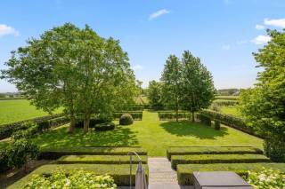 Bent u op zoek naar een woning die ruimte, comfort en karakter moeiteloos combineert? Dan zal deze uitzonderlijke villa in Kortenaken u onmiddellijk weten te bekoren.<br />Deze hoogwaardig gerenoveerde villa straalt klasse en authenticiteit uit en biedt een unieke woonbeleving voor wie houdt van ruimte, licht en kwaliteit. Dankzij de doordachte indeling en royale volumes voelt de woning bijzonder ruim aan, terwijl de grote raampartijen zorgen voor een overvloed aan natuurlijk licht in elke leefruimte.<br /><br />De woning beschikt over vier ruime slaapkamers, waardoor ze perfect geschikt is voor gezinnen, thuiswerkers of wie graag extra ruimte ter beschikking heeft. De combinatie van hoogwaardige afwerkingsmaterialen, stijlvolle elementen en een warme uitstraling geeft deze woning een uitzonderlijke standing en veel cachet.<br /><br />Buiten geniet u van een prachtig aangelegde tuin, een oase van rust waar u in alle privacy kunt ontspannen en genieten van het groene karakter van de omgeving.<br />Ook de ligging vormt een absolute meerwaarde. De villa bevindt zich in een rustige en residentiële omgeving, terwijl scholen, winkels, openbaar vervoer en belangrijke invalswegen vlot bereikbaar zijn. Bovendien bereikt u de autosnelweg binnen 10 minuten, wat zorgt voor een uitstekende verbinding met de omliggende steden.<br /><br />Als extra troef beschikt de woning over een gunstig EPC-label C, wat bijdraagt aan een aangenaam wooncomfort en een energiezuiniger gebruik.<br />Een unieke eigendom voor wie op zoek is naar een stijlvolle gezinswoning waar ruimte, comfort en kwaliteit centraal staan. Een bezoek zal u ongetwijfeld overtuigen!