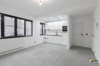 <p><span>Op een ideale locatie in Edegem - rustig maar toch vlakbij het centrum - treffen we dit instapklare appartement, dat deel uitmaakt van een vernieuwd hoekgebouw bestaande uit 6 wooneenheden. Het gehele pand is zonet volledig gerenoveerd en er zijn kosten noch moeite gespaard om het geheel tot in de puntjes af te werken met kwalitatieve materialen. Het dak en de ramen zijn vernieuwd en ook is er in elk appartement een nieuwe condensatieketel geïnstalleerd. Verder is de elektriciteit conform en de gevel is volledig gerenoveerd. Kortom: een zorgeloze aankoop waarin je meteen je intrek kan nemen!</span></p><p><span> </span></p><p><span>Het appartement heeft een totale oppervlakte van ca. 60 m² en beschikt over 2 volwaardige slaapkamers. De open keuken is volledig uitgerust met toestellen van Siemens en is voorzien van een composieten werkblad.  De compacte badkamer is voorzien van een douche, lavabomeubel, wc en handdoekdroger.</span></p><p><span> </span></p><p><span>Tot slot beschikt het pand nog over een privatieve kelderberging en fietsenberging. De meters voor water, gas en elektriciteit zijn apart. Bewoonbare opp. 60 m² ref.: bruto vloeropp. EPC-certificaat. Voor meer info of een gratis schatting surf naar www.hansimmo.be</span></p><p><span> </span></p>