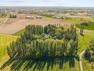 Instapklaar villa-landhuis in een uitzonderlijk landelijke omgeving, ontworpen door architect Lionel Jadot. Deze unieke eigendom combineert karakter, ruimte en hedendaags wooncomfort op een domein van ca. 2,3 hectare.<br /><br />Het landhuis omvat een stijlvolle inkomhal, lichtrijke leefruimtes met salon en eetplaats, een volledig ingerichte leefkeuken met bijkeuken, bureel, 4 ruime slaapkamers met elk hun eigen badkamer, dressing en een volledig onderkelderde verdieping. Verder beschikt de villa over een dubbele garage, mancave en zolderruimte.<br /><br />Rondom geniet u van een prachtig aangelegde tuin met diverse terrassen, zwembad en eigen bosgedeelte, wat zorgt voor maximale privacy en natuurbeleving.<br /><br />De villa werd volledig vernieuwd in 2002 en biedt een uitzonderlijk royale bewoonbare oppervlakte van maar liefst 737 m².<br /><br />Alle verdere informatie uitsluitend telefonisch of ten kantore verkrijgbaar.