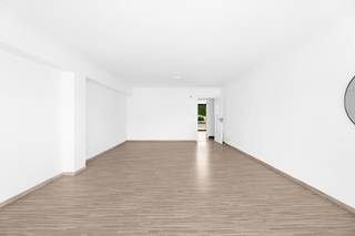 <p>Op een toplocatie in Kortrijk, op wandelafstand van de Broeltorens, bevindt zich dit ruime en instapklare appartement van 120 m² op de tweede verdieping. Vanuit de leefruimte geniet u van een frontaal zicht op de Leie en de prachtig vernieuwde Leieboorden. Het appartement werd recent volledig opgefrist en geschilderd, waardoor u er meteen kunt intrekken. De ruime en lichtrijke woonkamer vormt het hart van de woning en biedt een prachtig uitzicht op het water. De vernieuwde, volledig uitgeruste keuken beschikt over alle nodige toestellen en geeft uit op een gezellig terras waar u in alle rust van de zon kunt genieten. Aansluitend bevindt zich een praktische bijkeuken met aansluiting voor een wasmachine.</p><p></p><p>Verder beschikt het appartement over twee volwaardige slaapkamers, een verzorgde badkamer met nieuw badkamermeubel, een apart vernieuwd toilet en een handige vestiaire. Extra bergruimte vindt u ook in de praktische kelderberging. Als bijkomende troef bestaat de mogelijkheid om een ondergrondse staanplaats aan te kopen voor € 25.000. Dit appartement biedt alles voor wie op zoek is naar comfortabel wonen op een centrale locatie met een prachtig zicht op de Leie.</p><p>Interesse? Contacteer ons vandaag nog voor een bezoek via saar@altro-vastgoed.be of 0456/96.16.02.</p>