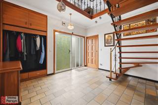Ben je op zoek naar een ruime gezinswoning met tal van mogelijkheden in een landelijke omgeving? Dan is deze open bebouwing aan de Weg Messelbroek in Zichem zeker een bezoek waard.<br /><br />Deze woning bevindt zich op een mooi perceel van 10a 75ca. Dankzij de royale volumes, drie slaapkamers en de ruime tuin biedt deze eigendom alle troeven voor wie op zoek is naar ruimte, zowel binnen als buiten.<br /><br />De woning is degelijk gebouwd en vormt een uitstekende basis voor wie graag moderniseert naar eigen smaak en hedendaags wooncomfort. De keuken werd reeds vernieuwd, terwijl verdere opfrissings- en modernisatiewerken de mogelijkheid bieden om deze woning volledig af te stemmen op uw persoonlijke wensen.<br /><br />De ligging combineert rust met een vlotte bereikbaarheid. Het centrum van Zichem, openbaar vervoer en het station bevinden zich in de nabije omgeving, terwijl ook de verbindingen richting Diest, Scherpenheuvel, Leuven en Hasselt vlot bereikbaar zijn.<br /><br />***asbestattest in aanvraag***<br /><br /><u><strong>INDELING</strong></u><br /><strong>Gelijkvloers:</strong> Inkomhal, woonkamer, keuken, bureau/gelijkvloerse slaapkamer, badkamer met bad - douche en toilet, berging, garage<br /><strong>1ste verdieping:</strong> 3 slaapkamers met achterliggende zolderruimtes voor opslag<br /><strong>Kelder:</strong> Opslagkelder (deels onderkelderd)<br /><strong>Tuin: </strong>Prachtige tuin met ruime oprit en garage.<br /><br />Ervaar zelf de vele voordelen van deze woning tijdens een persoonlijke rondleiding. <br />Maak vandaag nog je afspraak. <br />Mail naar info@immopersyn.be of bel 013 444 008.