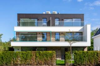 Welkom bij Residentie GOUWBERG, een exclusief nieuwbouwproject met 6 trendy appartementen (ca. 75m² - 92m²) die luxe, comfort en een tijdloze architectuur combineren.<br /><br />Gelegen op een prachtig zuidgericht perceel nabij het dorp van Schilde, biedt deze residentie een unieke combinatie van rust en bereikbaarheid. Zuid-gerichte tuinen en terrassen zorgen voor een ultiem wooncomfort. Geniet van een bruisend winkelcentrum, gezellige restaurants en prachtige dreven op wandelafstand.<br /><br />De appartementen, ontworpen door Christophe Baetens Architecten, blinken uit in moderne elegantie met een harmonieus lijnenspel en hoogwaardige gevelmaterialen. De grote raampartijen zorgen voor een overvloed aan natuurlijk licht.<br /><br />Van bij het ontwerp werd sterk ingezet op wooncomfort en energie-efficiëntie:<br />- Vloerverwarming en -koeling via lucht-waterwarmtepomp<br />- Ventilatiesysteem C+ met smartzones voor een gezond binnenklimaat<br />- Zonnepanelen voor een uiterst laag energiepeil (max. E20)<br /><br />Private bergingen in de kelder en 6 autostaanplaatsen en een fietsenberging achteraan het perceel.<br /><br />Grijp deze unieke kans en ontdek jouw droomappartement in Residentie GOUWBERG! Neem vandaag nog contact op met LISTED voor een persoonlijke projectpresentatie: +32 3 283 51 51.