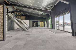 Propriété polyvalente composée d'un espace commercial avec des entrepôts et une station-service.Situé dans un endroit très commerçant, sur la route...