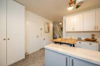 <p>Charmante en instapklare gezinswoning gelegen op toplocatie!<br /><br />Op zoek naar een verzorgde, instapklare en energiezuinige woning? Deze charmante gezinswoning uit 2014 is gelegen op een uitstekende locatie vlak in het centrum van Sint Antonius, waarbij alle dagelijkse voorzieningen (bakker, slager, supermarkten, scholen etc.) op wandelafstand te bereiken zijn. Met ca. 180 m² bewoonbare opp., 3 tot 4 slaapkamers, lichtrijke leefruimte met vide en een gezellige tuin biedt deze woning ruimte en comfort voor het hele gezin. Bovendien beschikt de woning over een EPC - label A, een eigen staanplaats en een aparte berging. Ook is er een gemeenschappelijke fietsen berging.<br /><br />MAAK SNEL EEN AFSPRAAK OP ÉÉN VAN ONZE KIJKMOMENTEN: WOENSDAG 23/9 VANAF 14u OF ZATERDAG TUSSEN 9u30 EN 12u30i<br /><br />INDELING:<br />GLV: Via de inkomhal betreedt u de woning en krijgt u toegang tot de verschillende vertrekken. De ruime en lichtrijke leefruimte biedt voldoende plaats voor zowel en comfortabele zithoek als een aangename eetruimte. Dankzij de mooie natuurlijke lichtinval en de vide geniet deze ruimte van een open een ruimtelijk karakter, met een aangename en gezellige uitstraling. Aansluitend bevindt zich de keuken, die voorzien is van alle nodige comfort en beschikt over een praktische extra keukenberging/ wasplaats.<br /><br />Vanuit de leefruimte heeft u rechtstreeks toegang tot de gezellige tuin van ca. 85m² de tuin is overzichtelijk, charmant en eenvoudig te onderhouden. Achteraan is bovendien een toegangspoort voorzien naar de staanplaats en de aparte extra berging ideaal geschikt voor fietsen.<br /><br />V1: Op de eerste verdieping bevindt zich de masterbedroom met een ruime inloopdressing. Daarnaast beschikt deze verdieping over de badkamer en een extra polyvalente ruimte die gebruikt kan worden als bureau, speelkamer of hobbyruimte etc. Deze ruimte kan uiteraard ook gebruikt als extra slaapkamer (mits wand te plaatsen).<br /><br />V2: De tweede verdieping biedt plaats aan twee volwaardige slaapkamers. Dankzij de verdeling over meerdere verdiepingen beschikt de woning over een praktische indeling met voldoende ruimte en privacy voor het hele gezin.<br /><br />BIJZONDERHEDEN<br />Woning gelegen op toplocatie! – Instap klaar – Zeer energiezuinige woning EPC Label A – Bewoonbare opp. ca 180m²- Aangename look & feel – Charmant en goed te onderhouden tuin – 3 Slaapkamers – Masterbedroom voorzien van inloop dressing – mogelijkheid tot extra slaapkamer – Stedenbouwkundige info in aanvraag – MVO in aanvraag – P&G score A – Huis kopen of verkopen in Zoersel? Bel 03 361 51 51 of via info@yvesvanpelt.be voor een gratis schatting.</p>