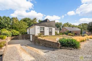 <strong>IDEALIS VASTGOED – !! INVESTERING – BEWONER WENST TE BLIJVEN WONEN !! UITERST GOED ONDERHOUDEN GEZINSWONING OP EEN PRACHTIG, GROEN EN RUSTIG PERCEEL VAN MAAR LIEFST 11A MET LICHTRIJKE WOONKAMER, 3 KNAPPE SLAAPKAMERS, BADKAMER, AFGEWERKTE ZOLDERVERDIEPING EN ONDERGRONDSE GARAGE - De woning heeft een oppervlakte maar liefst +- 130m² met ruime woonkamer, uitgeruste keuken, 3 slaapkamers, badkamer én inpandige/ondergrondse garage. De woning is rustig gelegen op een perceel met een opp. van 11a. </strong><br /><br /><strong>LIGGING: </strong><br />Deze woning is vlakbij de stadskern van Hamont, doch in een residentiële buurt en biedt veel privacy! Ook is de woning gelegen op enkele stappen van de Nederlandse grens.<br /><br /><strong>INDELING:<br />Gelijkvloerse verdieping: </strong><br />- Royale ontvangsthal met gastentoilet – ruime woonkamer/eetkamer (met gezellige gashaard, en mooi zicht op de tuin) – uitgeruste keuken (voorzien van elektrisch vuur, dampkap, dubbele spoelbak , vaatwasser, koelkast en veel opberg- en werkruimte) – wasruimte/achterinkom -<br /><br /><strong>Eerste verdieping/ split level:</strong><br />- Vide – slaapkamer 1 – slaapkamer 2 (momenteel ingericht en gebruikt als dressing) – slaapkamer 3 - badkamer (voorzien van ligbad, douche, dubbele lavabo) –<br /><br /><strong>Tweede verdieping:</strong><br />- Volledig afgewerkte zolderverdieping (mogelijkheid tot slaapkamer) -<br /><br /><strong>GARAGE/KELDER</strong><br />- Garage/kelder (55m²) -<br /><br /><strong>Tuin: </strong><br />– prachtig en volledig aangelegde tuin in een uitstekende staat van onderhoud, uitgevend op een weide – heerlijk overdekt terras –<br /><br /><strong>BIJZONDERHEDEN:</strong><br />- DE WONING ZAL NIET BESCHIKBAAR ZIJN VOOR EIGEN GEBRUIK > Huidige eigenaar wenst de woning blijven te bewonen aan een correcte huurprijs<br />- Zeer goed onderhouden woning!<br />- Rustige locatie<br />- Ruim perceel<br />- Rolluiken<br />- Verwarmd op aardgas<br />- Terras voor- en achter vernieuwd (natuursteen)<br />- Vloer op gelijkvloerse vernieuwd<br /><br /><strong>Stedenbouwkundige Inlichtingen:</strong><br />Bouwvergunning - Woongebied - Geen dagvaarding - Geen voorkooprecht – Verkavelingsvoorschriften<br /><br /><strong>EPC: 355kWh/m²jaar met certificaatnummer: 20250813-0003664089-RES-1<br /><br />Asbestattest in aanvraag</strong><br /><br /><strong>O-peil: </strong>niet overstromingsgevoelig<br />P-score: A<br />G-score: A<br /><br /><strong>Benieuwd naar deze woning? Ons IDEALIS Team geeft U met plezier en steeds vrijblijvend de nodige informatie via e-mail , ter plaatse of op ons te Pelt.<br />Wenst U advies omtrent uw eigen woning? Graag plannen wij vrijblijvend met U een afspraak in om onze expertise met U te delen, steeds tot Uw dienst!!<br />Neem contact op met IDEALIS VASTGOED op 011/515 565 of mail naar info@idealisvastgoed.be!</strong><br />