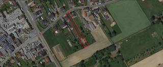 Bouwgrond voor driegevelwoning van 16a53ca vlakbij Mazenzele.Gelegen in woongebied met een landelijk karakter met een zuidoost georiënteerde...