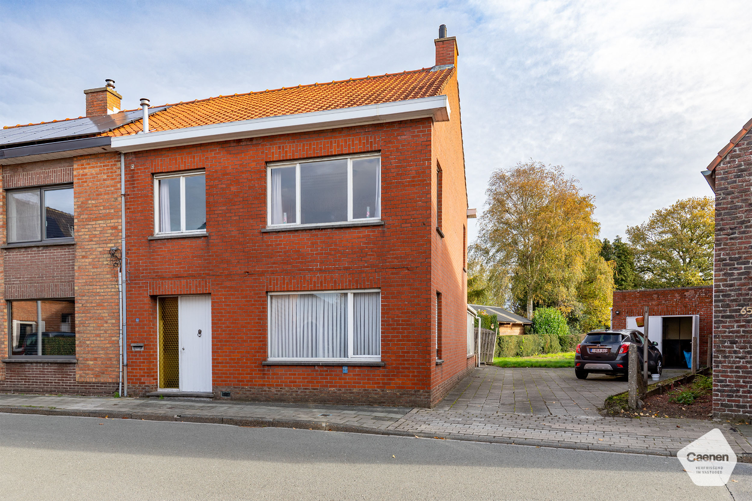 TE RENOVEREN HALF-OPEN WONING MET GARAGE EN 3 SLAAPKAMERS - photo 1
