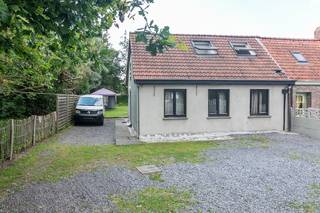 Bent u op zoek naar een direct renderende uitbreiding van uw vastgoedportefeuille?<br />Deze charmante woning aan de Krakeelhoek 11 biedt een ijzersterke business case voor slimme investeerders. Gelegen op een mooi perceel van 322 m², geniet dit pand van een uiterst scherpe instapprijs en een strategische ligging nabij de belangrijkste invalswegen.<br /><strong>Onmiddellijk en stabiel huurrendement</strong><br />Geen risico op leegstand of opstartkosten: de woning is momenteel betrouwbaar verhuurd aan € 700 per maand. Met de scherpe vraagprijs van € 169.000 geniet u vanaf dag één van een hoog bruto huurrendement (5%).<br />Bovendien is de woning technisch al goed uitgerust met een efficiënte condenserende gasketel (HR-top) en overal dubbele beglazing, wat zorgt voor een optimaal binnencomfort.<br /><strong>Veilig voor de toekomst: Vrij van renovatieverplichting</strong><br />Een grote financiële troef is de gunstige EPC-score van 368 kWh/(m² jaar) (Energielabel D). Hierdoor voldoet het pand direct aan de huidige Vlaamse normen en rust er geen onmiddellijke renovatieverplichting op de woning binnen de 5 jaar. Het dak is bovendien al voorzien van een basislaag isolatie. U investeert dus in een vastgoedobject zonder verborgen of verplichte energetische kosten op korte termijn.<br /><strong>Strategische ligging</strong><br />Gelegen in landschappelijk waardevol agrarisch gebied geniet de huurder van een open gevoel. Dankzij de nabijheid van de E17 is de verbinding naar Kortrijk, Gent of Antwerpen werkelijk optimaal. Dit maakt het pand een bijzonder aantrekkelijke uitvalsbasis voor pendelaars die vlot op hun werk willen geraken.<br /><strong>Contact</strong><br />Voor verdere info en/of een bezoek ter plaatse, gelieve Christophe te contacteren via info@exactimmo.be