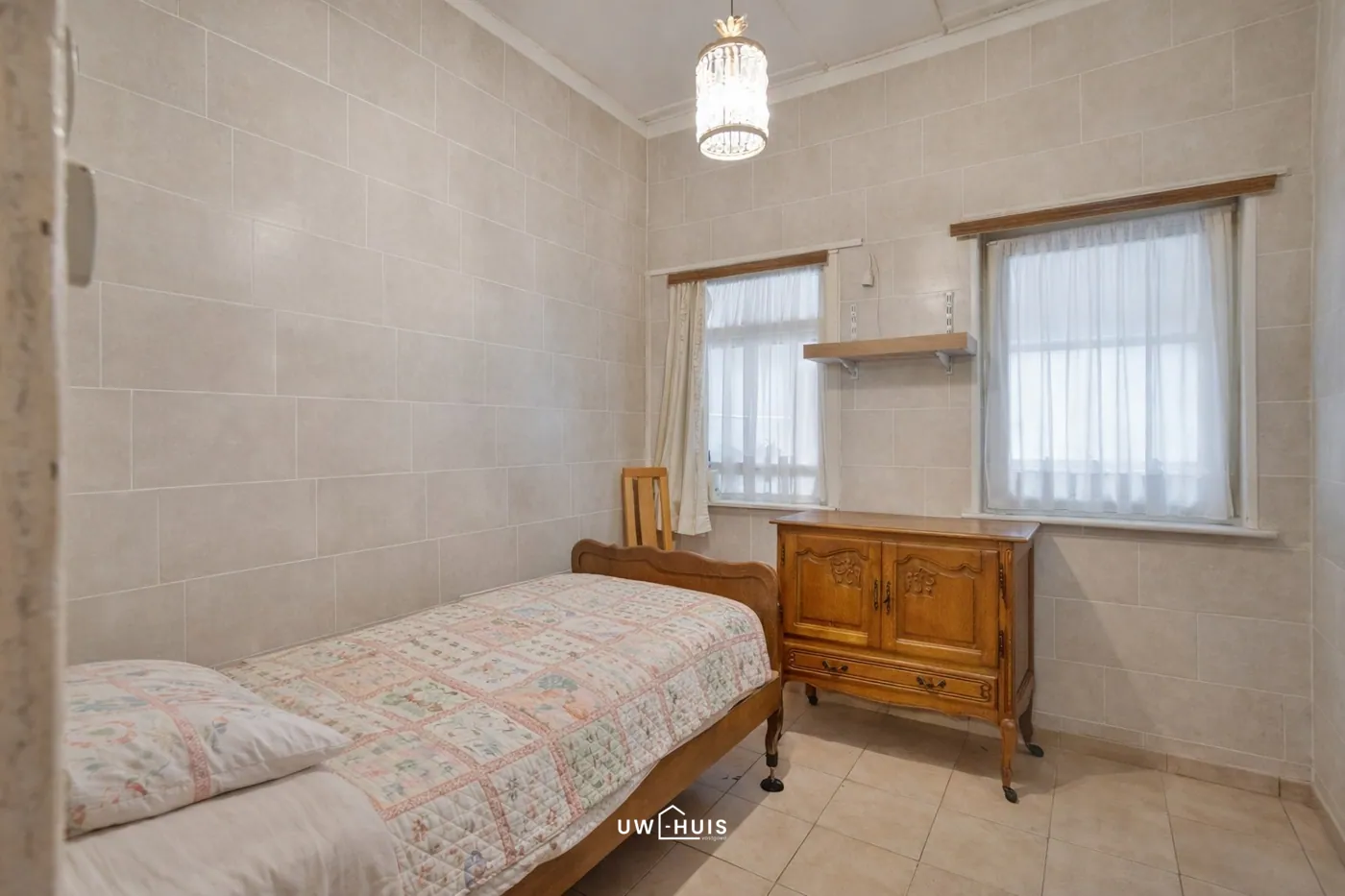 TE RENOVEREN GEZINSWONING MET 2 SLPKS TUIN EN STAANPLAATS - foto 4