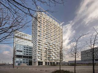 À une hauteur remarquable, au 23e étage de la Résidence Doktoren, ce penthouse d’exception offre une vue spectaculaire sur le quartier animé...