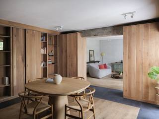 Wabi Sabi in het hart van Gent – <strong>1-slaapkamer appartement</strong> van Tatsuro Miki<br /><br />Rust vinden in het midden van de stad.<br />Dit uitzonderlijk <strong>1-slaapkamer appartement</strong>, naar het ontwerp van <strong>Tatsuro Miki</strong> - in samenwerking met Axel Vervoordt - laat zien hoe architectuur, materialiteit en eenvoud samen een plek van stilte en schoonheid creëren.<br /><br />Gelegen in het voormalige koetshuis van een statig gebouw, ooit de jeugdrechtbank van Gent, bevindt het zich op een discrete plek in de binnenstad, vlak bij de <strong>Kouter</strong>, het <strong>Sint-Baafsplein</strong> en de historische as van Gent. Een locatie die zeldzaam stil én bijzonder centraal is.<br /><br />Je betreedt het appartement via een private inkom langs de zijkant van het gebouw. De <strong>hal</strong>, met <strong>gastentoilet</strong>, leidt naar een reeks ruimtes die zacht in elkaar overvloeien.<br /><br />Een eerste kamer, volledig omgeven door <strong>maatwerk kasten</strong>, is flexibel inzetbaar: als <strong>eetruimte</strong>, <strong>bureau</strong> of leefhoek. Daarachter volgt de <strong>woonkamer</strong>, onder <strong>originele gewelven</strong>, een plek die aanvoelt als een rustpunt in steen.<br /><br />De <strong>keuken</strong> bevindt zich aan de voorzijde en sluit moeiteloos aan bij de rest van het interieur. Verder vind je een hoogwaardige <strong>badkamer</strong>, en een <strong>slaapkamer met maatwerkdressing</strong>. Compact, sereen en uiterst doordacht.<br /><br />Het appartement omarmt een <strong>groene buitenruimte van 40 m²</strong>. De vele ramen zorgen voor een subtiel spel van licht, reflectie en rust.<br /><br />Dit is geen standaard gelijkvloers appartement. Het is een plek waar het <strong>wabi-sabi</strong> gedachtengoed, de schoonheid van imperfectie, tastbaar wordt in elk detail.<br /><br /><strong>Voor wie op zoek is naar een thuis of pied-à-terre die rust ademt, midden in het stadscentrum.</strong><br /><br />Voor meer informatie, mail naar info@carloeggermont.be