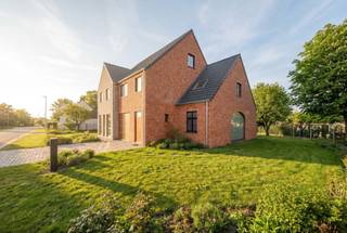 Deze prachtige halfopen nieuwbouwwoning (3 slpks) met garage is gelegen in Zarren, deelgemeente van Kortemark.Deze energiezuinige woningen combineren...