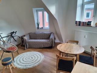 Vous recherchez un logement agréable en plein centre de Louvain ? Ce duplex de 36 m², prêt à emménager, allie un emplacement central à un aménagement pratique ; il est idéal pour ceux qui souhaitent vivre au cœur de l'animation urbaine.<br /><br />L'espace de vie, lumineux, constitue le cœur de l'appartement. Il comprend une cuisine équipée ainsi qu'un coin nuit situé en mezzanine, accessible par un escalier raide. Cette configuration permet une utilisation optimale de l'espace disponible.<br /><br />L'emplacement est un atout majeur : la gare, les arrêts de bus et de nombreux commerces sont accessibles à pied, garantissant une excellente accessibilité et plaçant toutes les commodités essentielles à portée de main.<br /><br /><strong>Caractéristiques principales</strong><br />• Emplacement central, au cœur de Louvain<br />• Aménagement compact et fonctionnel de 36 m²<br />• Espace de vie lumineux<br />• Cuisine équipée<br />• Coin nuit en mezzanine, au-dessus de l'espace de vie<br />• Salle de bain avec douche<br />• Cave équipée d'un lave-linge et d'un sèche-linge<br /><br /><strong>Loyer et disponibilité</strong><br />• Loyer : 850 € par mois<br />• Provision : 90 € par mois pour les charges communes et les consommations (eau, chauffage et électricité)<br />• Disponibilité : 01/02/2027<br /><br />Ce logement compact, idéalement situé à Louvain, vous intéresse ? N'hésitez pas à nous contacter pour obtenir plus d'informations ou pour planifier une visite !
