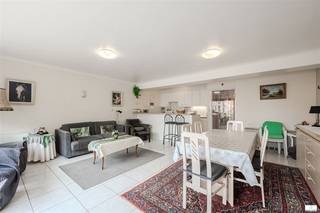 MODERN APPARTEMENT IN MIDDELKERKE MET PANORAMISCH ZEEZICHTDit prachtige appartement van 81 m² bevindt zich in het hart van Middelkerke, een geliefde kustbestemming. Met twee slaapkamers en één badkamer is deze woning ideaal voor families, koppels of als investeringsobject.INTERIEUR EN INDELINGHet appartement beschikt over een zeer functionele indeling met een open woonkeuken, een royale woonkamer en twee ruime slaapkamers. De open keuken is voorzien van moderne voorzieningen en sluit naadloos aan op de leefruimte, wat zorgt voor een optimaal gebruik van de beschikbare ruimte. De woonkamer is licht en uitnodigend, perfect voor gezellige familiemomenten.SLAAPKAMERS EN BADKAMERBeide slaapkamers bieden voldoende plaats voor bedden en ander meubilair. BUITENRUIMTEHet appartement heeft een fijne balkonruimte met royaal uitzicht op Middelkerke. Dit is ideaal om te genieten van het buitenleven, al het mooie weer optimaal te benutten en het bruisende stadsleven te observeren.LIGGING EN BEREIKBAARHEIDMiddelkerke is een levendige kuststad met een directe tram- en busverbinding. Het centrum met winkels, restaurants en strand ligt op loopafstand. De bereikbaarheid is uitstekend, zowel met openbaar vervoer als met de auto.AFWERKING EN STAATHet appartement is in uitstekende staat en voorzien van alle nodige voorzieningen voor comfortabel wonen. De plavuizen vloer is gemakkelijk te onderhouden, en de ruimte is voorzien van goede verlichting.