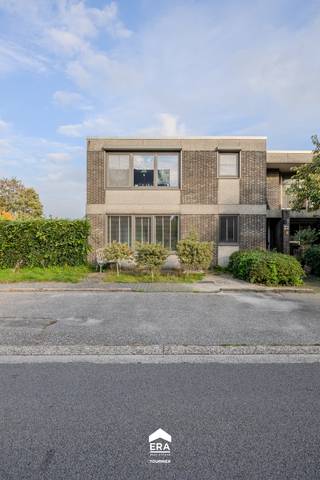<p>Instapklaar gelijkvloers appartement met tuin en garage</p>
<p><strong>Lommel-Centrum: Ruim (109m²) gelijkvloers appartement met 2 slaapkamers, tuin en garage.</strong></p>
<p><strong><u>Troeven</u></strong></p>
<ul><li>Gelijkvloers met onderhoudsvriendelijke tuin + terras</li><li>EPC = C</li><li>Vernieuwde PVC ramen met HR-glas (2023)</li><li>Badkamer gerenoveerd (2018)</li><li>Ruime garage</li><li>Gunstige ligging nabij Lommel-Centrum en o.a. winkels, scholen, openbaar vervoer, natuurgebied Lommelse Sahara, ..</li><li>Momenteel verhuurd en beschikbaar vanaf 01-01-2027</li><li>Ruime woonkamer met veel lichtinval</li><li>Ook geschikt als investering!</li></ul>
<p><strong><u>Indeling:</u></strong> inkomhal - toilet - woonkamer - keuken -hal - badkamer - berging/wasplaats - slaapkamer 1 - slaapkamer 2</p>
<p><strong><u>Extra:</u></strong> terras - tuin - garage</p>