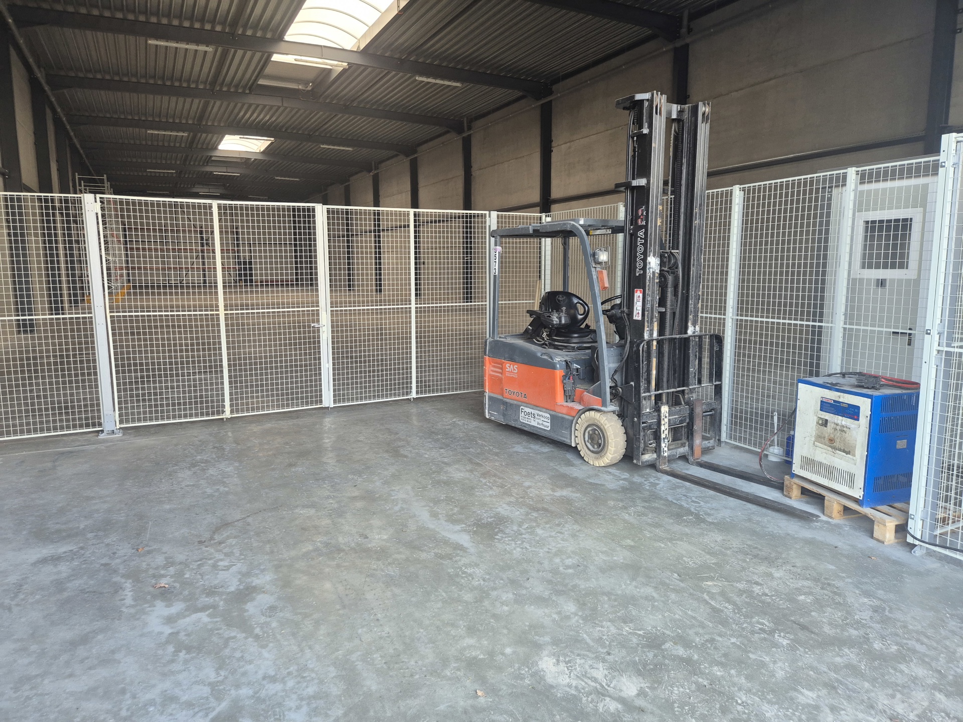 TE HUUR: bedrijfsgebouw van 916m² te Bilzen - foto 5