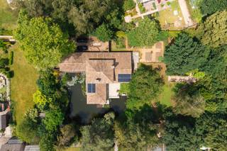 Voor verdere info of een vrijblijvende waardebepaling van uw eigendom: jordi.broes@homixx.be of 016 199 340.<br /><br />Homixx Vastgoed stelt u met trots deze unieke, recent (2015) gerenoveerde villa op 32a95 ca voor met 331 m² bewoonbare oppervlakte, in de 2de bouwlijn, gelegen in een gegeerde en rustige woonwijk in Haacht.<br /><br />Tussen de bomen geniet u hier van absolute privacy en een oase van rust, terwijl de woning perfect is uitgerust om u volledig te ontzorgen. <br />De absolute blikvanger in de tuin is de adembenemende (zwem)vijver van maar liefst circa 450 vierkante meter, die naadloos opgaat in de prachtige groene omgeving.<br /><br />Bij het betreden van de woning via de inkomhal, uitgerust met dressing en praktische ingebouwde kasten, ervaart u meteen het doordachte comfort van dit pand. <br /><br />De gelijkvloerse verdieping biedt een grote, volledig ingerichte open keuken met een handige bijkeuken en wasplaats, een sfeervolle eetkamer met open haard en een gezellige zitkamer. <br /><br />Daarnaast heeft de woning vier volwaardige slaapkamers, waarvan de master bedroom is voorzien van een riante walk-in dressing met maatkasten. <br /><br />De stijlvolle badkamer is hoogwaardig afgewerkt en uitgerust met zowel een comfortabel ligbad als een moderne inloopdouche. <br />In totaal beschikt de woning over twee toiletten.<br /><br />De eerste verdieping herbergt een indrukwekkende, grote polyvalente ruimte. <br />Deze flexibele kamer kan volledig naar uw eigen behoeften worden ingericht en kan perfect dienen als een vijfde slaapkamer met dressing, een inspirerend thuiskantoor of een volwaardige tweede leefruimte. <br /><br />Extra opslagruimte is er in overvloed dankzij de aanwezigheid van een kelder en een ruime bergzolder.<br /><br />De tuin van deze villa is nagenoeg even fenomenaal als het interieur. <br />U kunt in alle rust genieten op het overdekte terras aan de vijver, of aan de slag gaan in de moestuin. <br />Een praktisch tuinhuis en de prachtige bomen maken het idyllische buitenplaatje compleet. <br /><br />Aan de voorzijde van de woning is er een dubbele carport voorzien met twee staanplaatsen, aangevuld met nog eens meerdere buitenparkings.<br /><br />Ook op technisch vlak is deze woning klaar voor de toekomst, vanwege de lage EPC-score B en de conforme elektriciteit. <br />Tijdens de hoogwaardige verbouwing werd de villa uitgerust met performante beglazing, een grondige isolatie van het gehele gebouw en de daken, 19 zonnepanelen, laadpaal en een slimme thuisbatterij (2x5 kWh). <br /><br />Kortom, een unieke opportuniteit voor wie op zoek is naar luxe, rust en duurzaam wooncomfort.