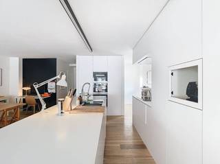 Spacieux appartement duplex de deux chambres à louer dans le centre de Bruges. L'appartement offre un confort moderne et se trouve à proximité de diverses commodités. Une place de parking est également disponible.Disposition :2°V. : séjour (44 m²) avec cuisine ouverte (13 m²) avec plaque vitrocéramique, micro-ondes, four, cuiseur vapeur et réfrigérateur - cellier/rangement (5 m²) - toilettes séparées3°V. : salle de bain (4 m²) avec baignoire avec paroi de douche, double vasque et armoire à glace - 2 chambres (16 m² - 9 m²) - toilettes séparées - place de parkingDans l'ensemble : - Prix de location : 1 150,00 €/mois - Commission des frais communs : 75,00 €/mois - Disponible immédiatement Le moyen le plus rapide pour visiter cette propriété ? Demandez votre visite via le bouton rouge de notre site Web (www.dewaele.com) et vous serez contacté par notre expert en location Broes. Aucun rendez-vous ne peut être pris par téléphone. Pour toute autre question, vous pouvez nous contacter par téléphone au 050 444 999.