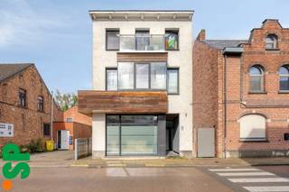 Instapklaar appartement met ruim terras op toplocatie!<br /><br />Dit gezellige en goed gelegen appartement is perfect voor wie op zoek is naar comfortabel wonen met alle voorzieningen binnen handbereik.<br /><br />Het appartement beschikt over een praktische en doordachte indeling:<br />Een inkomhal met aansluitend een privatief trapgedeelte, een lichtrijke leefruimte met open keuken (incl. vaatwasser), een aangename slaapkamer, een badkamer met douche en toilet, én als extra troef een zeer ruim terras van maar liefst 24 m² aan de achterzijde. <br /><br />Bijkomende informatie van dit appartement: <br />- Topligging: op wandelafstand van winkels, scholen, bakker, restaurants, bushaltes, …<br />- Autostaanplaats inbegrepen <br />- Elektrische keuring volledig conform <br />- Interessant investeringseigendom<br />- ... <br /><br />Voor meer informatie of een bezoek ter plaatse, kan u contact opnemen met IMMO SP via 014/591020 of mailen naar Jill@immosp.be.<br />Benieuwd naar de waarde van uw eigen woning? Vraag vrijblijvend een gratis verkoopanalyse aan – wij helpen u graag verder!