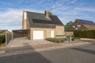 <strong>KIJK/KOOPDAG OP ZATERDAG 31 OKTOBER VAN 10 u - 14 u. Schrijf je vlug in op onze website! <br /><br />BIEDEN VANAF 415.000 €</strong><br /><br />Instapklaar en energiezuinig wonen met ruimte, privacy en een verzorgde tuin.<br /><br />In een residentiële omgeving in Wielsbeke vind je deze uitstekend onderhouden open bebouwing op een perceel van 601 m². De woning heeft 3 slaapkamers met apparte bureauruimte, een inpandige garage, carport en een mooie aangelegde volledig afgesloten tuin. Deze parel biedt een aangename combinatie van wooncomfort en buitenruimte.<br /><br />De lichtrijke leefruimte sluit aan op een aparte, geïnstalleerde keuken. Verder beschikt de woning over 3 slaapkamers, bureauruimte, een badkamer en twee toiletten. Op het gelijkvloers is er een bijkomende wasgelegenheid met douche en lavabo. De kelder en ruime zolder zorgen voor praktische bergruimte.<br /><br />Ook buiten is alles met zorg aangelegd. De volledig omheinde tuin biedt veel privacy en beschikt over drie terrassen, een vijver, tuinverlichting en een ruim tuinhuis. Hier vind je op verschillende momenten van de dag een fijne plek om te ontspannen. Naast de inpandige garage is er een carport en meerdere parkeerplaatsen op het perceel.<br /><br />De woning werd gebouwd in 1991 en gerenoveerd in 2012. PVC ramen met hoogrendementsbeglazing, dak- en vloerisolatie, centrale verwarming op aardgas, een aanvullende pelletkachel en zonnepanelen (15 stuks) dragen bij aan het wooncomfort. Een regenwaterput van 10.000 liter maakt het geheel compleet.<br /><br />Met een bruikbare vloeroppervlakte van 182 m² en een energiescore van 185 kWh/m²/jaar behaalt de woning label B. Het asbestattest vermeldt een asbestveilige toestand.<br /><br />Op zoek naar een verzorgde, instapklare woning met een aangename tuin en heel wat praktische ruimte? Leg snel een bezoekmoment vast via onze website <strong>EN GENIET NOG VAN HET 2% VERKOOPRECHT TOT EIND DIT JAAR !! (bij aankoop eerste en enige woning en om te bewonen).</strong>