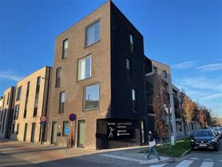 <p>Appartement gelegen Karperstraat 1 te 2800 Mechelen op de eerste verdieping.</p><p> </p><p>Indeling appartement:<br />Inkomhal met aparte wc en lavabo, living met open keuken (inox spoeltafel, ijskast, oven, keramische kookplaat met dampkap), slaapkamer, ingerichte badkamer (ligbad/ stortbad, lavabo in meubel, handdoekdroger, aansluitingen wasmachine), terras</p><br /><p>Bouwjaar: ±2018</p><p>Oppervlakte: ±70m²</p><p>EPC: 109kWh/(m²jaar)</p><p>Elektriciteit: Conform</p><p>Gemene fietsenstalling</p><p>Aanpalend: Elektrisch oplaadpunt</p><br /><p>Gunstig gelegen nabij centrum Mechelen, oprit E19 Mechelen Noord, scholen, winkels en warenhuizen, openbaar vervoer.<br /> </p>