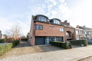 <div><div> <p>Ruim en lichtrijk gelijkvloers appartement op rustige ligging.</p><p>Dit gelijkvloers appartement ligt op een bijzonder rustige locatie en combineert comfort met een aangename woonbeleving. Het maakt deel uit van een verzorgd gebouw uit 2002 en biedt 132 m² woonoppervlakte met overal veel lichtinval.  De ruime inkomhal vormt een aangename toegang tot het appartement. Er is een berging/stookruimte en een praktische wasplaats met aansluitingen voor was- en droogmachine. Het appartement beschikt over twee afzonderlijke toiletten en een badkamer met nieuwe inloopdouche en wastafelmeubel. De leefruimte sluit aan op de nieuwe, volledig ingerichte open keuken met vaatwasser, oven, inductiekookplaat met dampkap en ijskast. Het appartement telt twee zeer ruime slaapkamers van 27 m² en 17 m², met veel inrichtingsmogelijkheden. Extra troef: mogelijkheid tot huren van een overdekte autostaanplaats voor € 75/maand. Dit appartement is ideaal voor wie op zoek is naar ruimte, licht en rust.</p></div> </div>