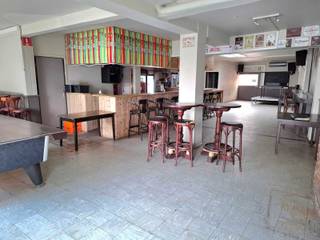 Handelspand met woonst te Geel bestaande op de gelijkvloerse verdieping uit een commerciële ruimte met toog , sanitair en bergingen (+/-162m²).Op de...