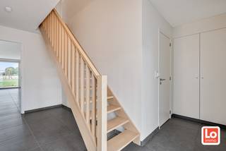 IN OPTIE! Deze recente en degelijke houtskelet woning met afzonderlijke garage is instap klaar en voldoet aan alle huidige én toekomstige energienormen. De woning bevat op het gelijkvloers een ruime inkomhal met gastentoilet, een bureel/slaapkamer, een heel lichtrijke woonruimte met open volledig geïnstalleerde keuken en zicht op de tuin en een wasplaats/berging. Op de eerste verdieping is er een ruime nachthal en zijn er drie ruime slaapkamers en een badkamer met inloopdouche en was meubel. Er is eveneens een afzonderlijk toilet. Er is een mooi aangelegd terras en een grote tuin met open zicht. <br />De woning is voorzien van alle comfort, wordt verwarmd via een warmtepomp (vloerverwarming) en beschikt over een ventilatie D-systeem. De PVC ramen zijn voorzien van hoog rendementsglas.<br />Wil u deze instapklare woning bezoeken? Stuur een mail naar gunther@loimmo.be en wij nemen contact met u op om een bezoek in te plannen tijdens het bezoekmoment.