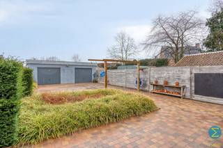 IN OPTIE! Deze uitstekend onderhouden woning bevindt zich aan de rand van het centrum en beschikt over o.a. drie slaapkamers, een dubbele garage,...