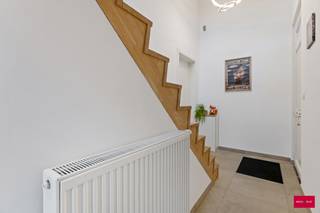 Ben je op zoek naar een totaal en met hoogwaardige materialen gerenoveerde woning met 4 slaapkamers, zuid gerichte tuin, grote garage en aparte...