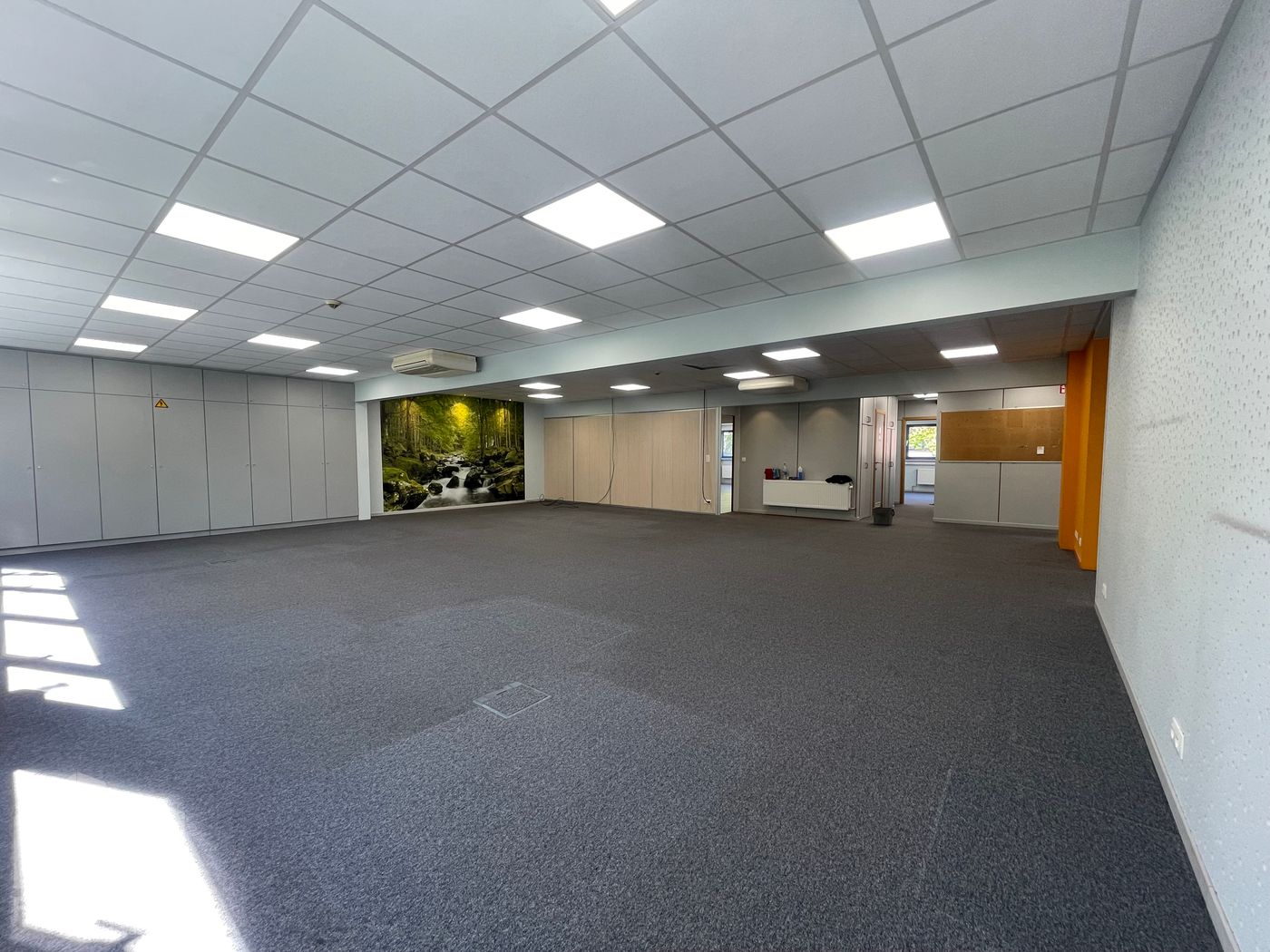 Commercial building with a 214 m² warehouse and 1,016 m² fitted offices in a prime location. - photo 4
