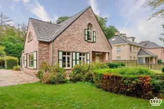 <p><span>OPEN HUIS - ZATERDAG 10 OKTOBER TUSSEN 11U - 13U</span></p><p><span> </span></p><p><span>Tijdloze villa in landelijke stijl, gebouwd met kwaliteitsmaterialen. Zeer veel ruimte en perfecte ligging te Essen-Heikant op een perceel van 959 m² (tuin met optimale privacy en rust).</span></p><p><span> </span></p><h4><span>Gelijkvloers</span></h4><p><span>De inkomhal is uitnodigend en sfeervol dankzij de open traphal en natuurstenen vloer. Aangename leefruimte op prachtige parketvloer en met gezellige haard. Ruime keuken in landelijke stijl, comfortabel ingericht en voorzien van alle apparatuur (natuursteenvloer). Verder nog een praktische berging (met douche!). De veranda is een mooie uitbreiding van de keuken.<br />Daarnaast is er nog een extra kamer (bereikbaar vanuit de inkomhal), perfect als bureel, slaapkamer,..</span></p><p><span> </span></p><h4><span>Eerste verdieping</span></h4><p><span>Houten trap naar de verdieping. De open traphal zorgt voor extra licht en sfeer. De ruime nachthal geeft toegang tot 3 grote slaapkamers, waarvan 1 met een ruimte voor een inloopdressing, en 1 royale badkamer (dubbele lavabo, ligbad). Apart toilet in de nachthal.<br />Overal ingemaakte kasten. Laminaat in de slaapkamers, tegels in badkamer en toilet.</span></p><p><span> </span></p><h4><span>Zolder</span></h4><p><span>Bergzolder, bereikbaar via een vlizotrap.</span></p><p><span> </span></p><h4><span>Tuin</span></h4><p><span>Zonnige tuin met vele mogelijkheden. Zeer grote garage en extra carport naast de garage.</span></p>